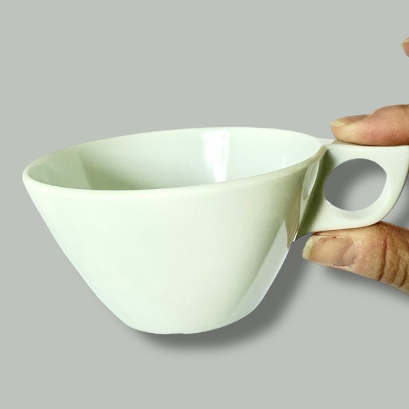 Set of 4 Vintage Bright White Melamine Cups & Saucers – Mid-Century Modern - Picture 9 of 10